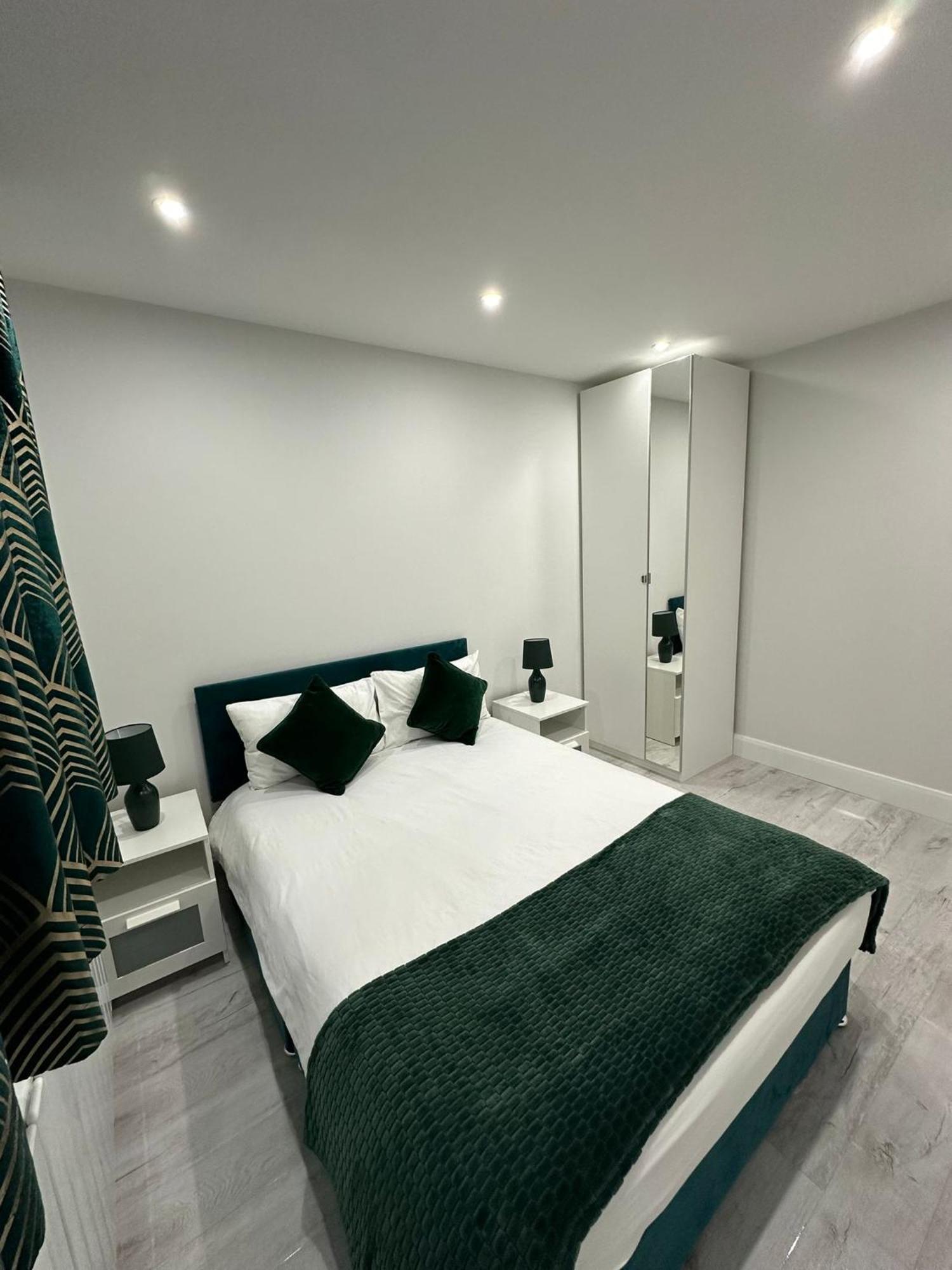 Luxury House Apartment Greenford  Bagian luar foto