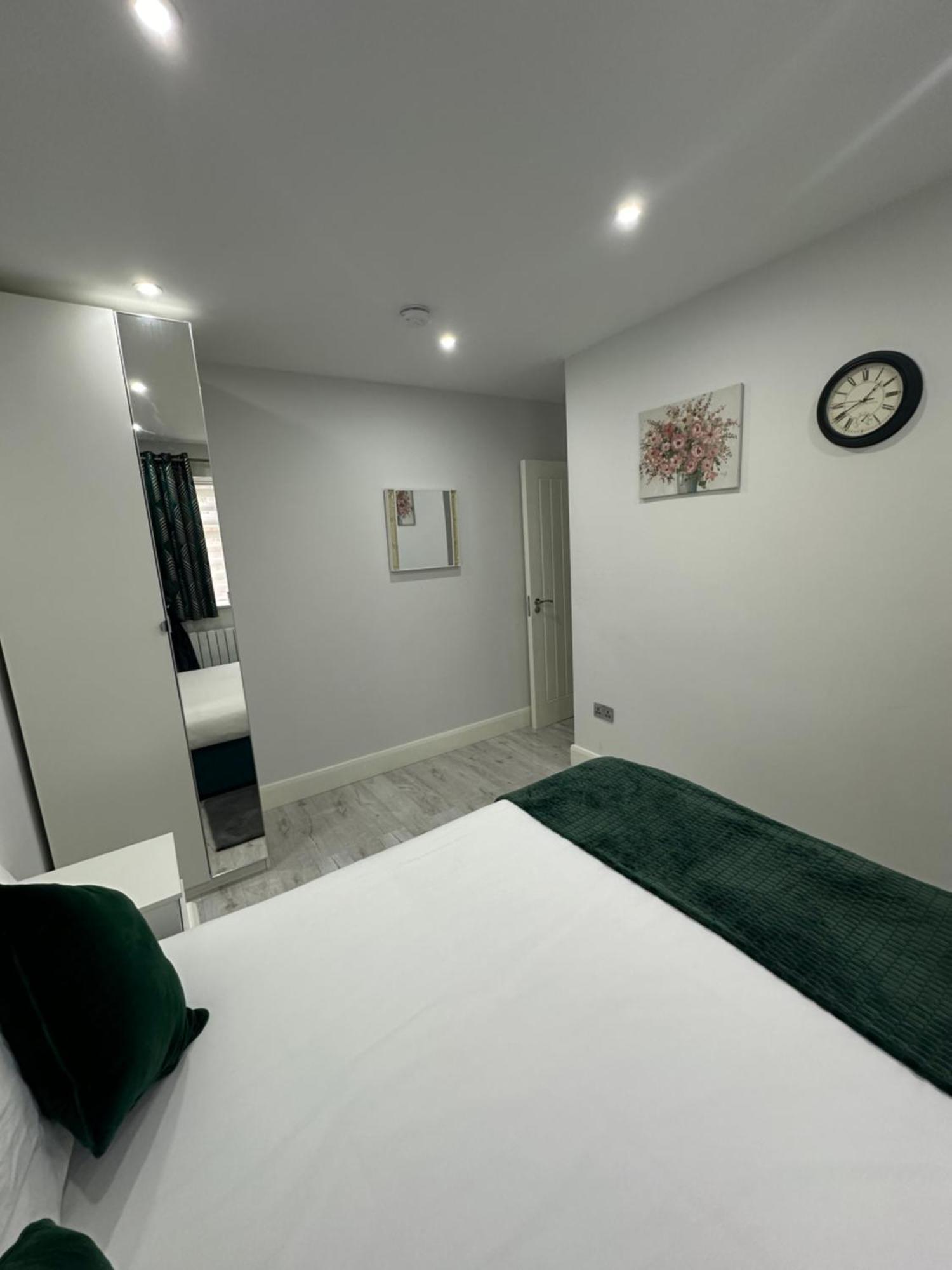 Luxury House Apartment Greenford  Bagian luar foto